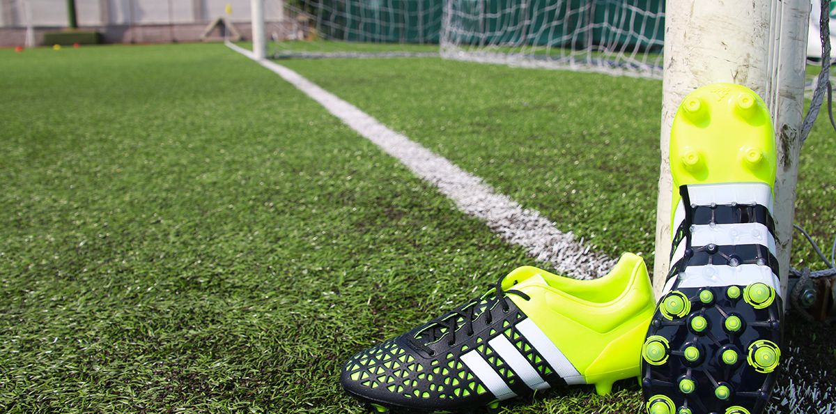 Quali sono le scarpe migliori da utilizzare per giocare a calcio sull'erba  sintetica? – M-ideas Artificial Turf